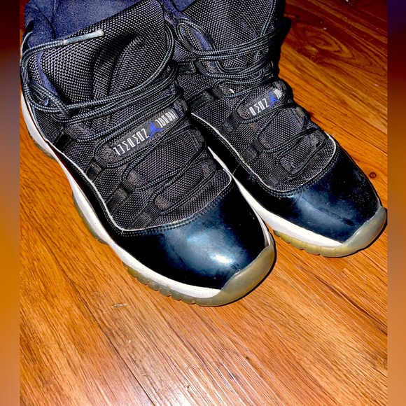 Jordan 11’s Retro ‘Space Jam’ 2009 size 5!
